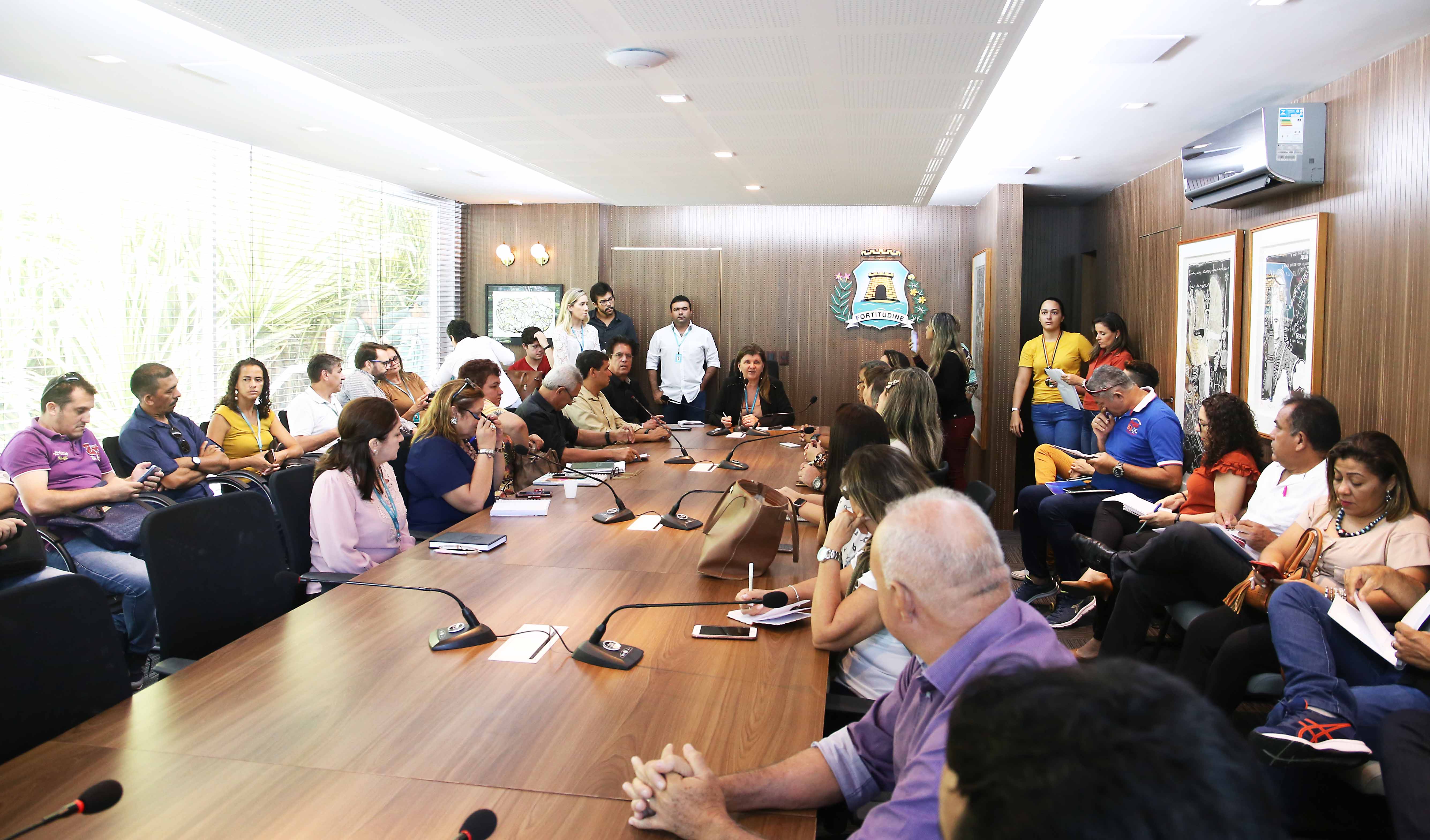 sala de reunião com um grupo de pessoas